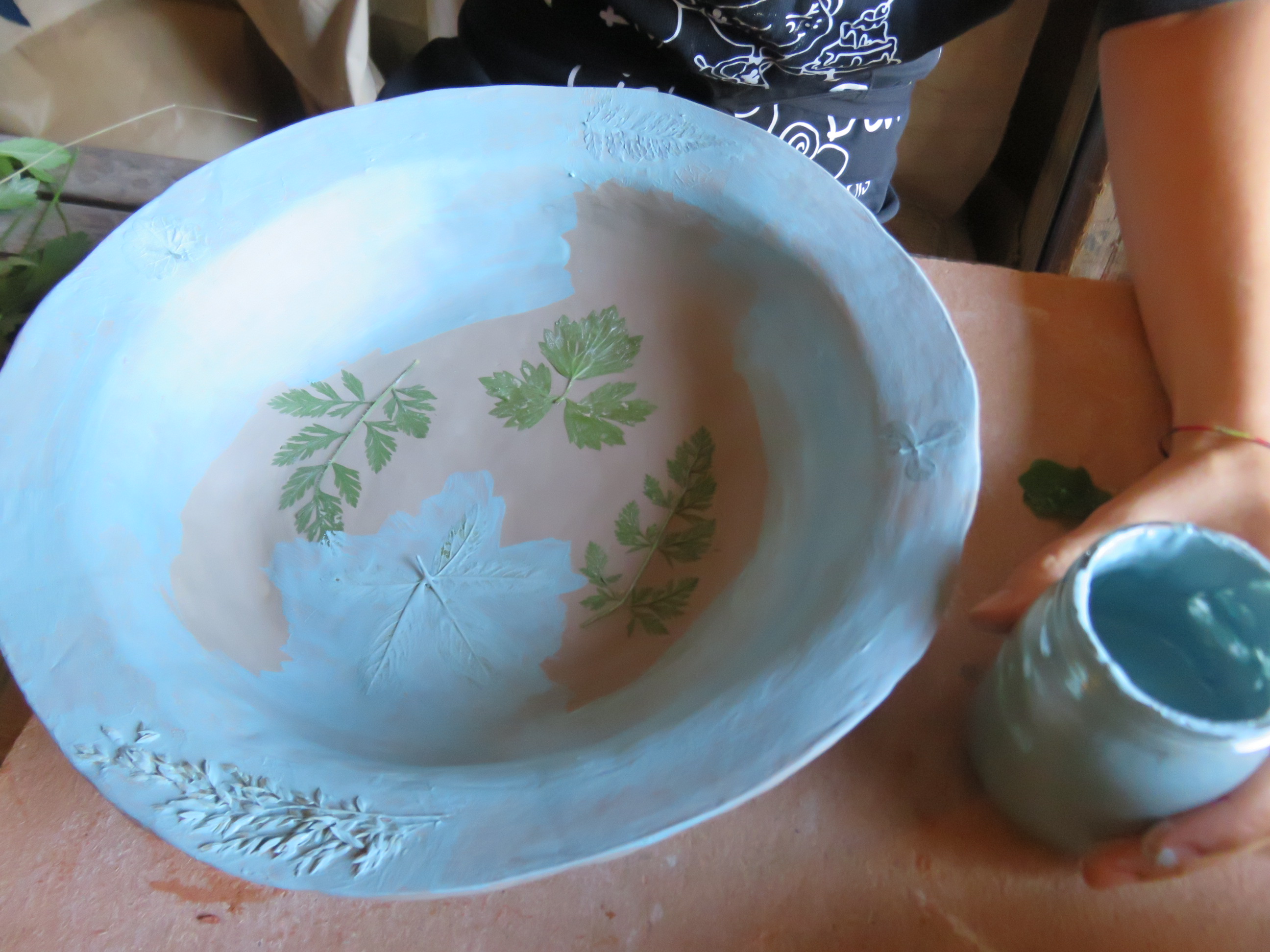 Week-end de façonnage de poteries décorées avec des plantes.